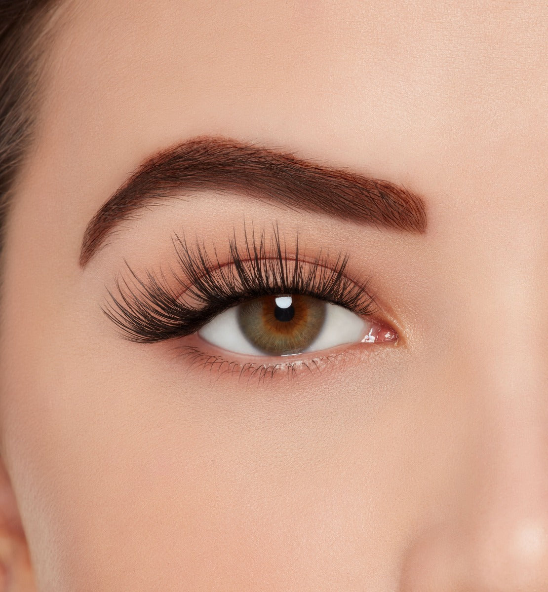 A model wearing Ardell's 3D Faux Mink 864 on an open right eye