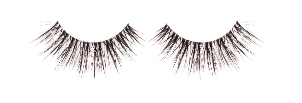 A pair of 3D Faux Mink 862 lashes lay in white color setting